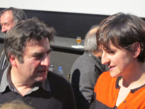 Romain Goupil et sa compagne, actrice dans le film , après la séance .