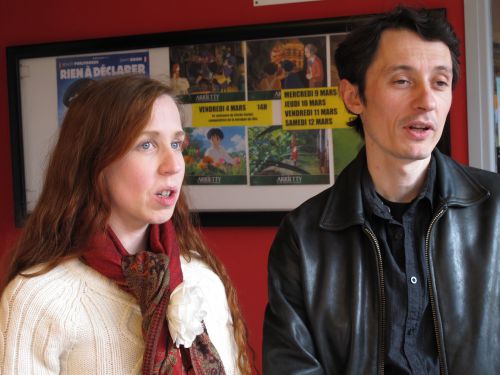 Cécile et Simon dans le hall du cinéma