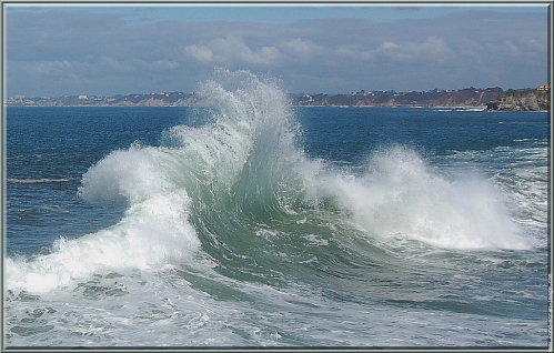 ab-cadre-vague-verte-sur-fond-d-ocean-bleu[1].jpg