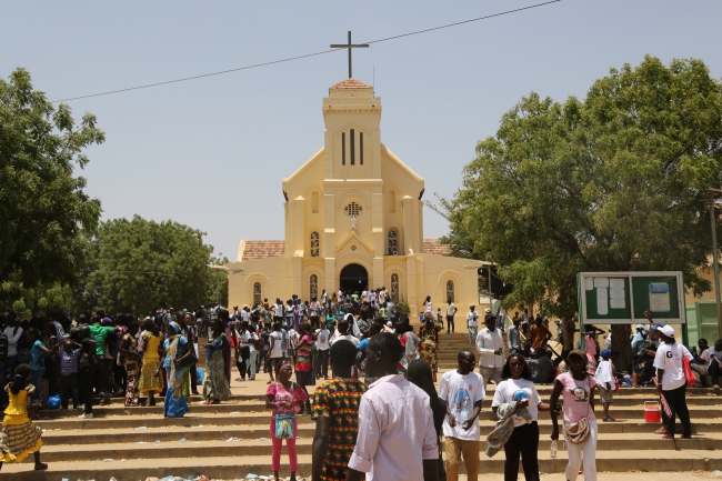 16-AA-église-et-foule[1].jpg