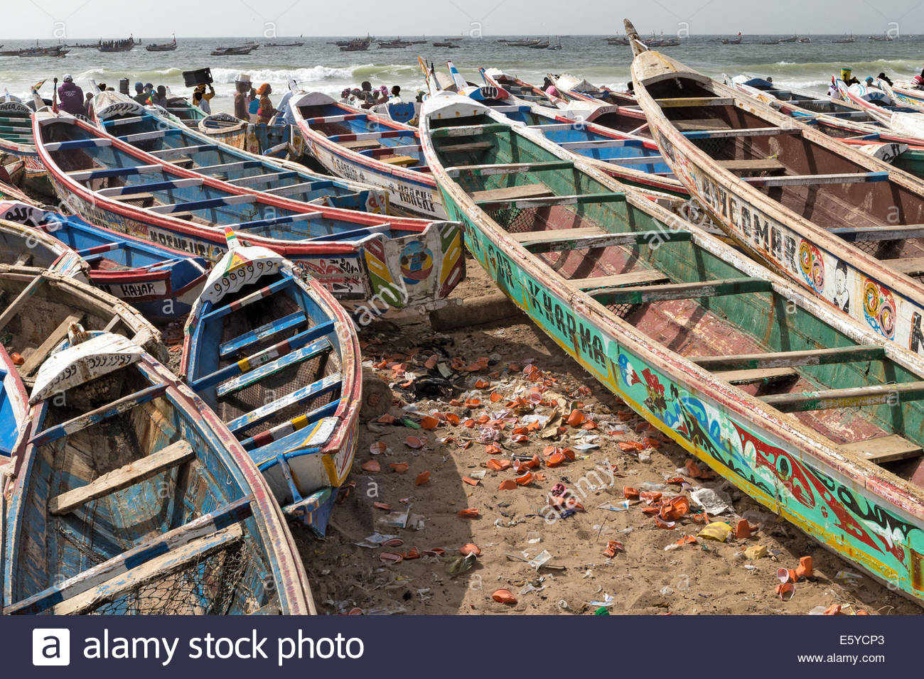 pirogues-fishing-boats-kayar-senegal-E5YCP3.jpg