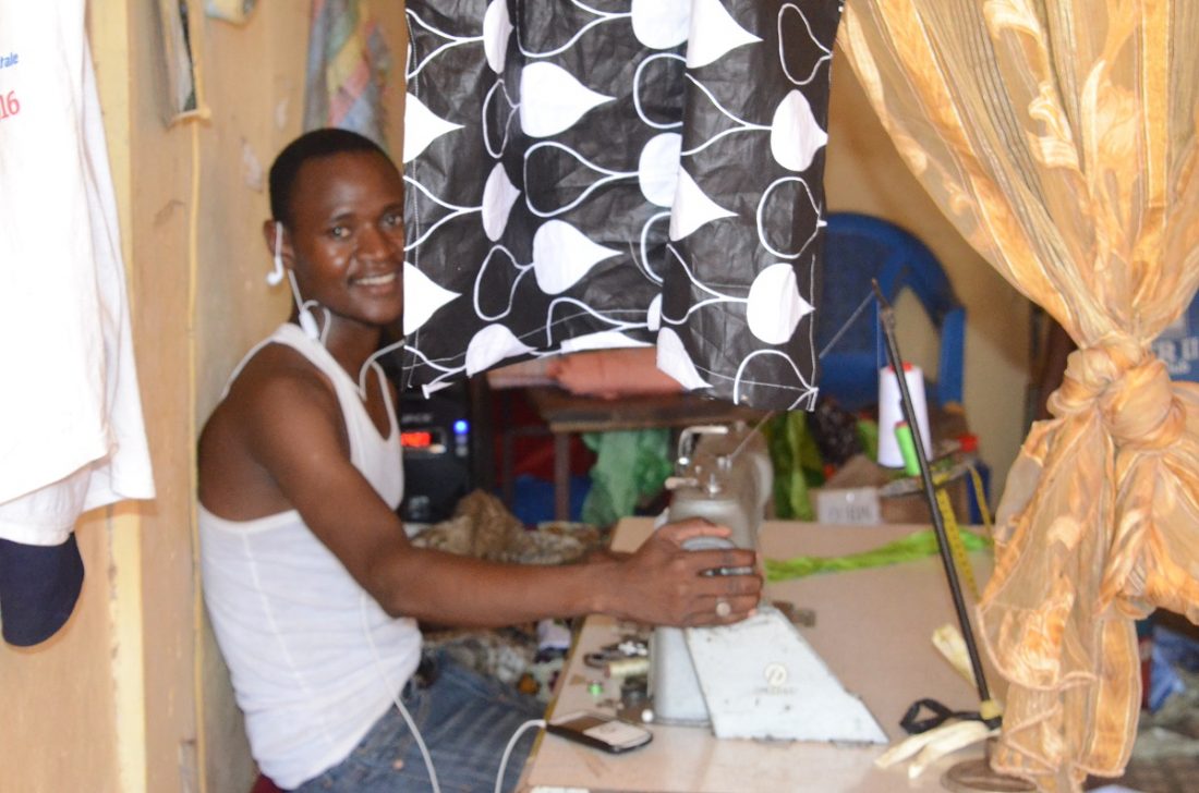 Chez-les-tailleurs-approche-de-la-Tabaski-au-Sénégal-10-1100x728.jpg