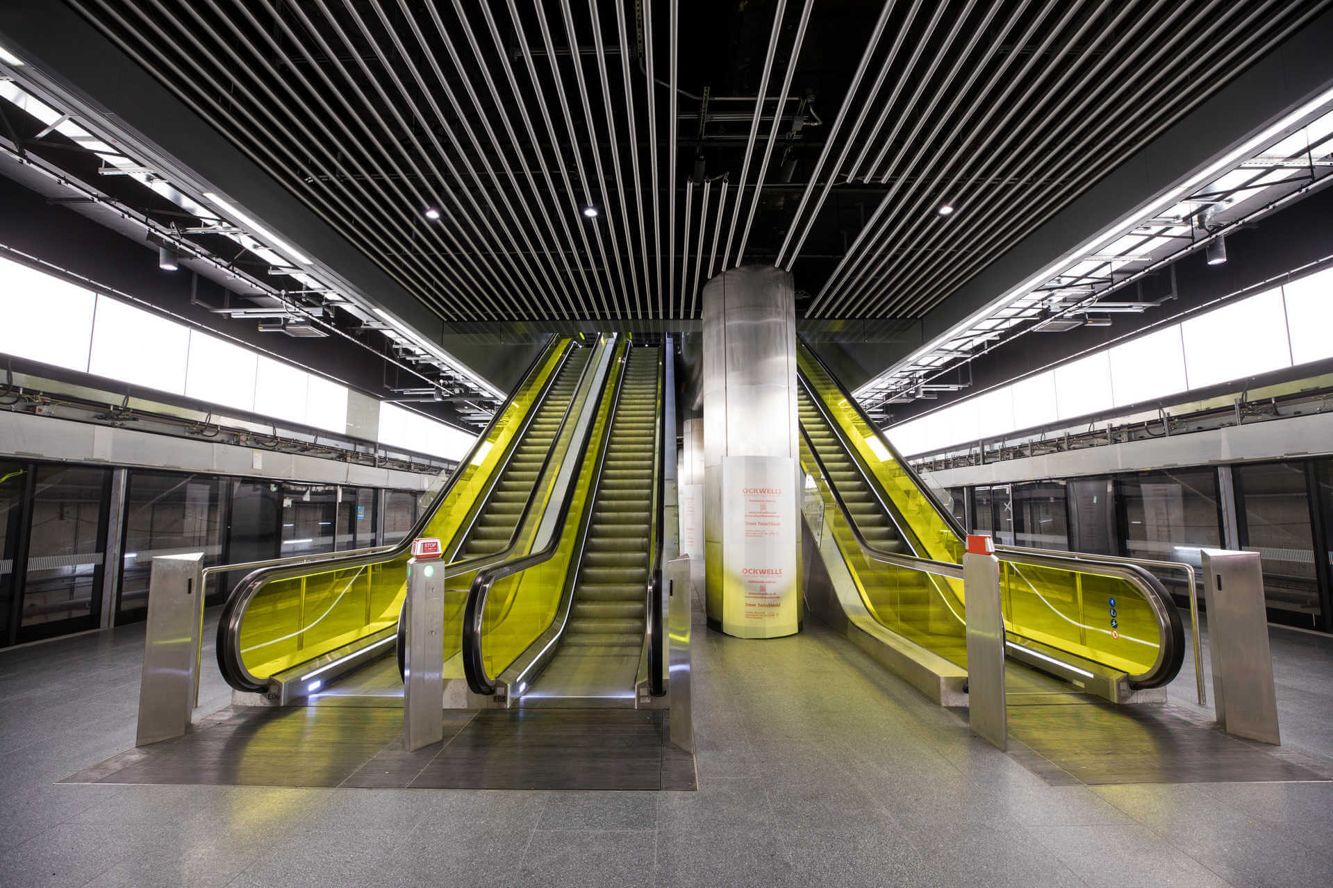 Platform-level-at-Canary-Wharf-Station.jpg