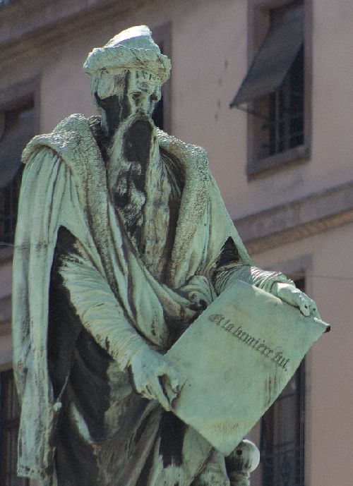 Statue de Gutengber sur la place Eponyme