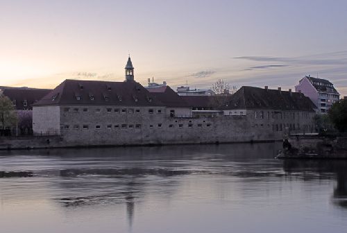 L\'ancienne Prison Sainte-Marguerite, aujourd\'hui siège de l\'ENA sur la rive senestre de l\'Ill