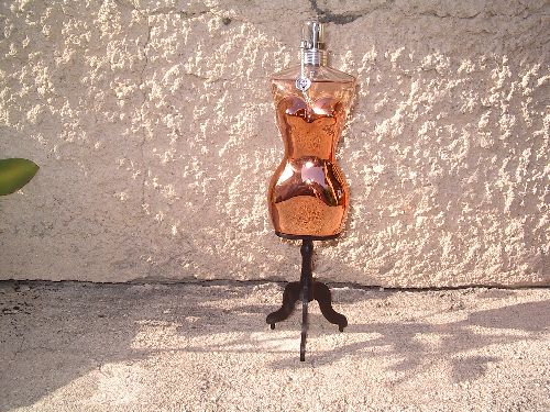 VENDU !! flacon corset rose métalique gaultier + le chevalet gaultier 