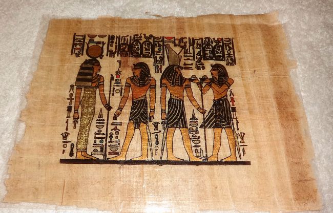Ce papyrus  est un produit artisanal Egyptiens ayant les mêmes caractéristique chimique et physiques propres aux papyrus fabriqués par les anciens Égyptiens.  dim:30x20cm SOUS EMBALLAGE D'ORIGINE origine : Egypte Papier issus de source responsable.   PRIX