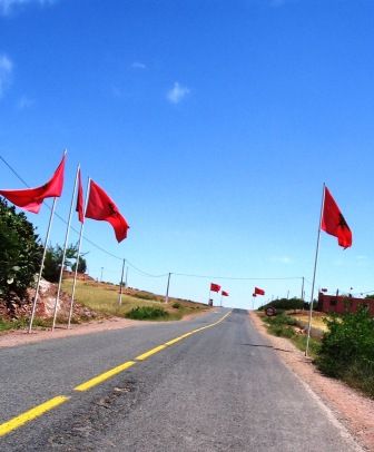 Des drapeaux ornent tout le long de la route jusqu\'à Khenifra