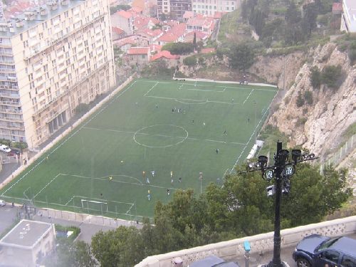 Rien n'arrete un footbaleur Marseillais et surtout pas la pluie