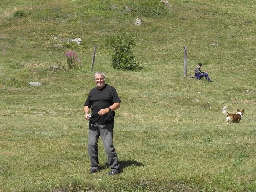  Christian voulait voir les chèvres de plus  près , le chien l'en a dissuadé