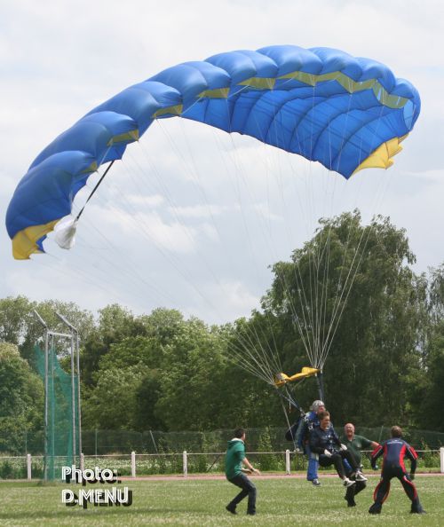 Après une chute libre, l'échevine retrouve le sol avec le postérieur