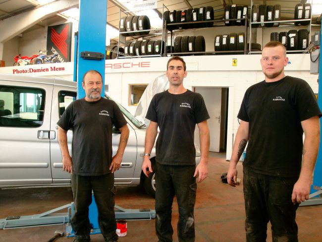 Christian (a gauche)Geoffrey(au centre) et leur ouvrier n'ont plus les soucis des amendes pour le stationnement.