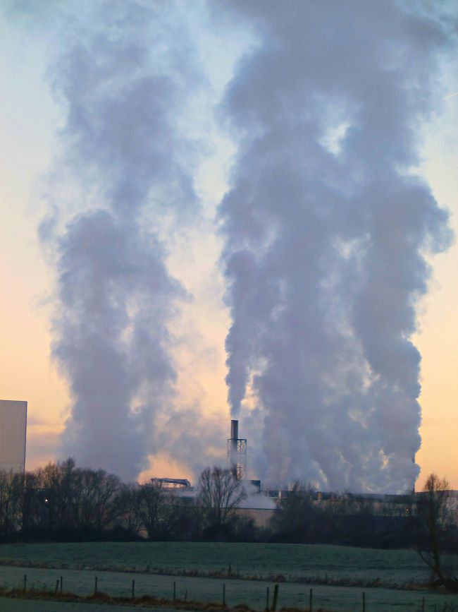 Voici un cliché pris par une habitante de Deulémont il y a quelques semaines. Elle croyait a un incendie a l'entreprise Clarebout.