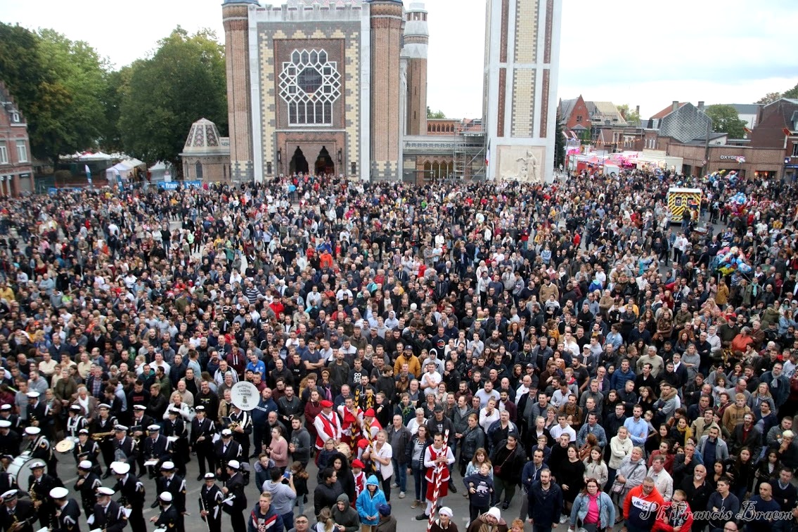 Quel monde sur la Grand Place pour le jet des Louches !