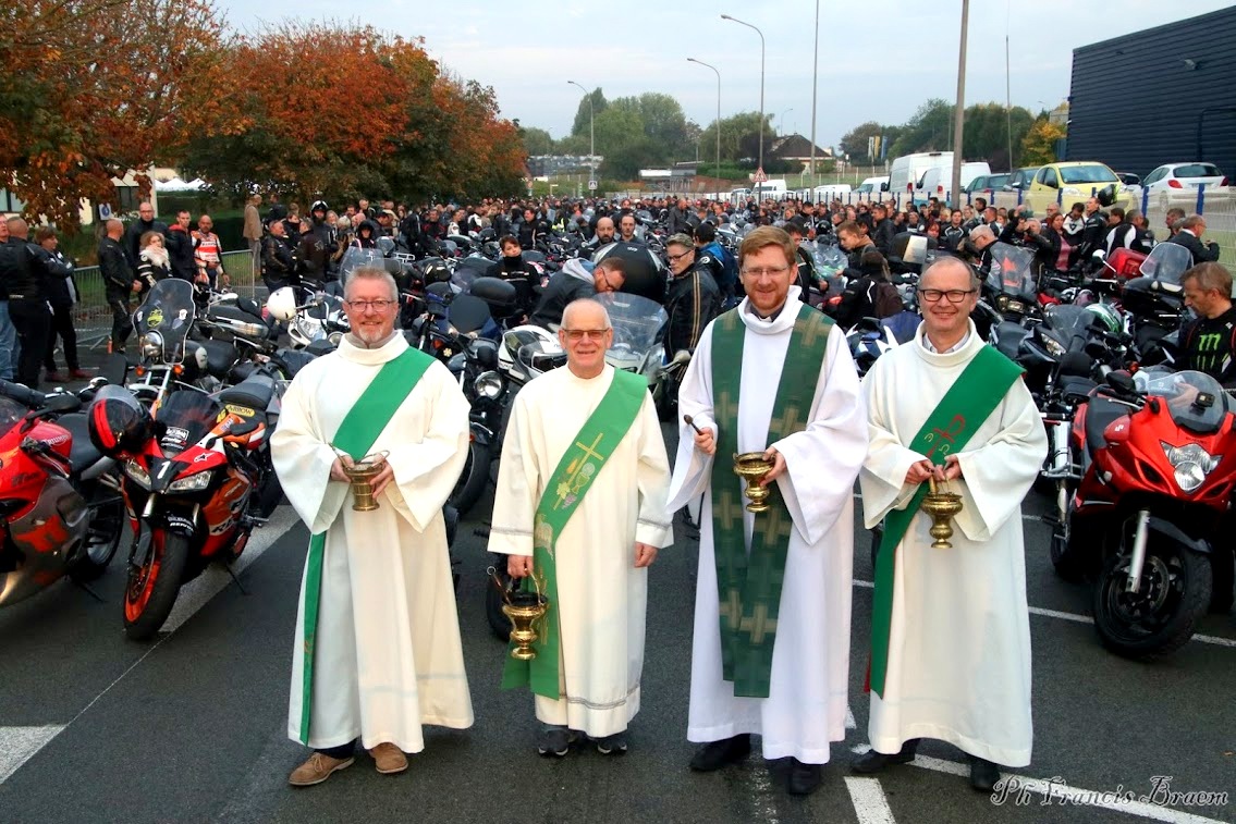 Quatre prêtres pour 3.000 motos. La bénédiction des grosses cylindrées a été attendue par tous.