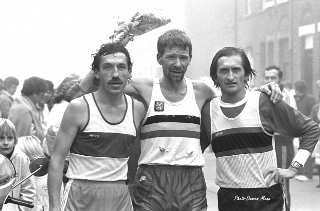 Walter Van Renterghem, au centre, bel athlète dans sa forme olympique. A gauche de la photo, dans le bas, le petit Frank VDB, très intéressé.