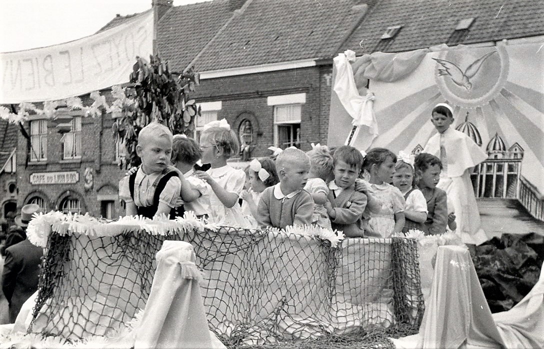 Ouvrons notre boite aux souvenirs..  L'installation du curé Valcke en 1955.