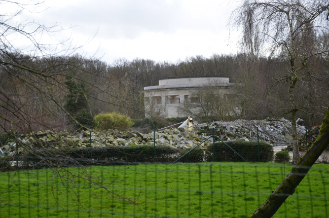 C'est à cet endroit que la société Taveirne veut reconstruire quatre nouvelles porcheries, soit à quelques mètres du Mémorial  a Ploegsteert.