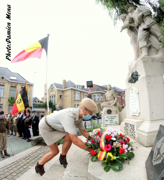 Comines, ce dimanche matin: le dépôt de gerbe par l'armée secrète.