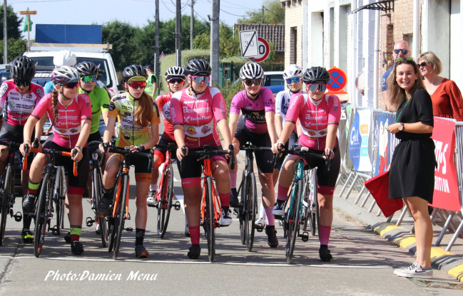 Alana Castrique, à droite, a donné le départ pour les filles cadettes et juniores ce samedi après-midi à Ploegsteert.