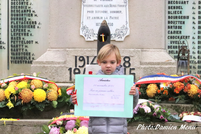 A Comines-Warneton:Pour ne jamais oublier..  Les célébrations de l'anniversaire de l'armistice.  Beaucoup d'enfants aux cérémonies ce 11 novembre au matin.