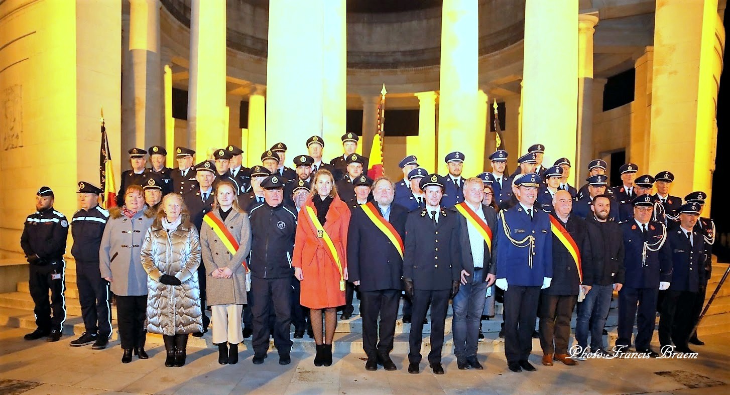 Policiers et pompiers encadrés par quelques élus, posent au pied du Mémorial pour la photo souvenir.