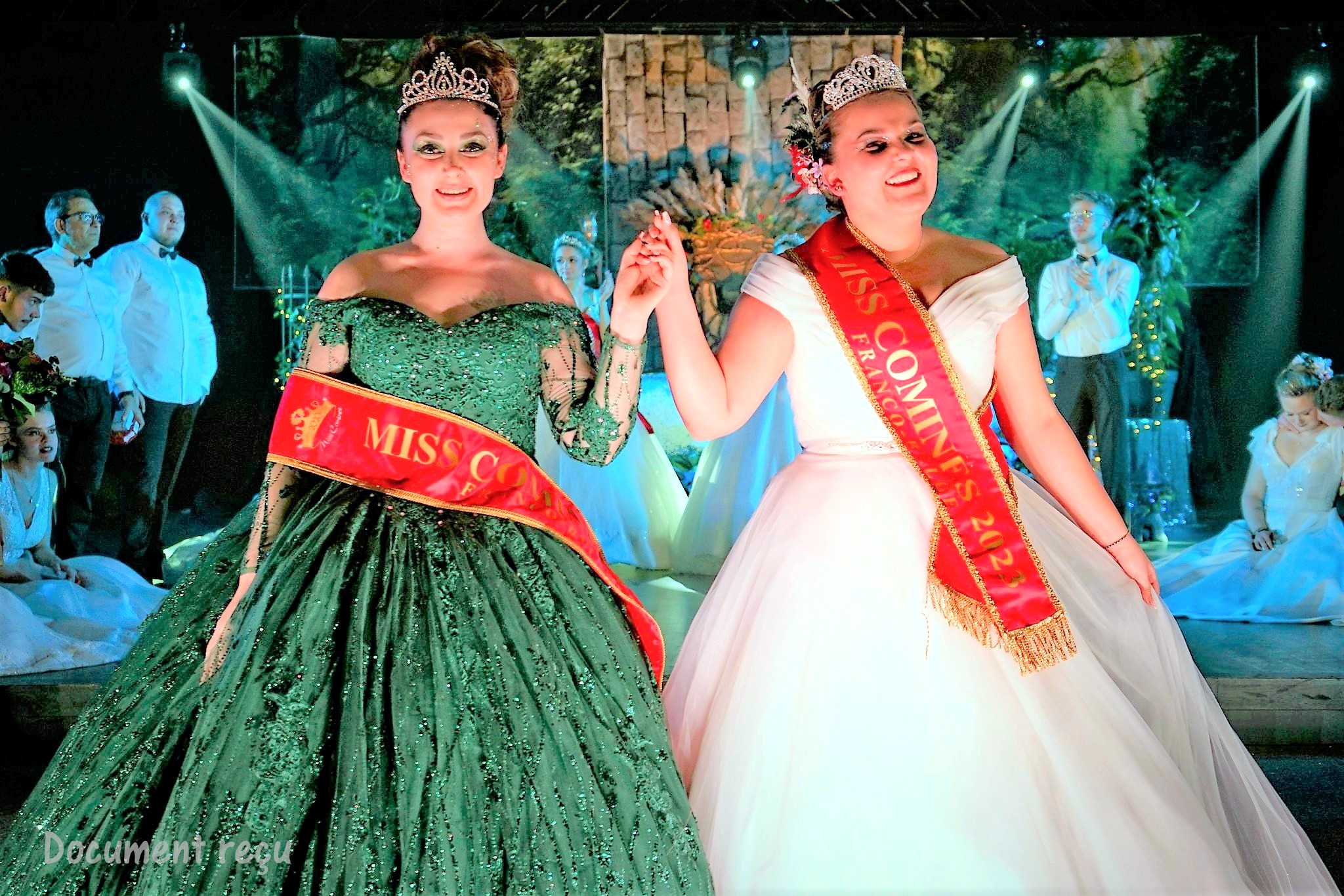 a gauche, Andréa Lamblin, la Miss de 2020 et à droite Maëva Cuvelier la nouvelle Miss 2023