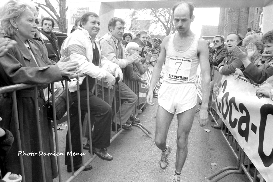 Jean-Luc Lemire franchit la ligne d'arrivée sur la grand-place de Ploegsteert.