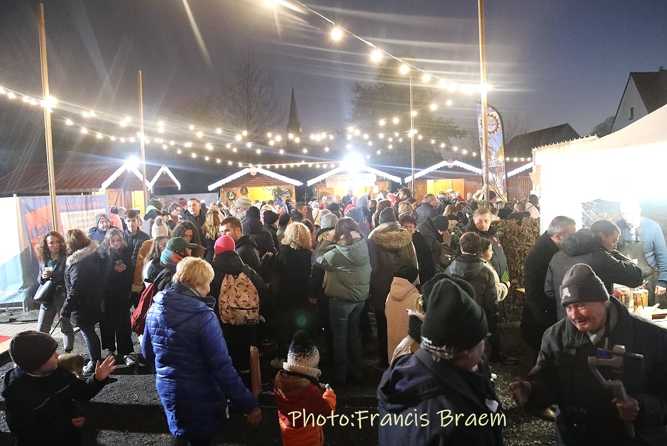 Il y avait énormément de monde hier soir à Ten-Brielen pour le marché et la parade de Noël !