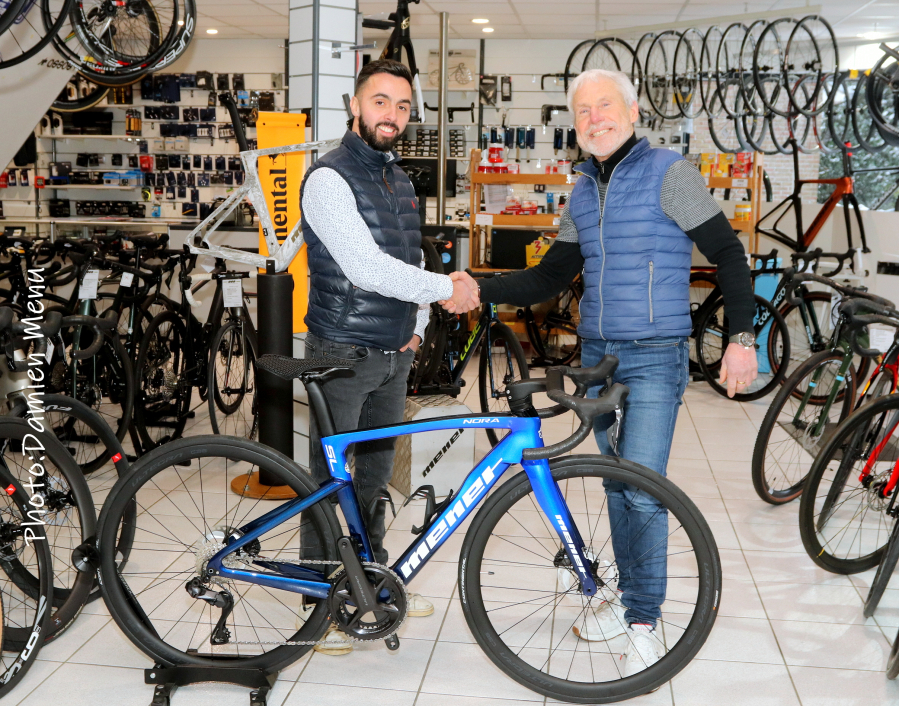 Didier Menet, après 47 années, cède le magasin et sa marque de vélo à Geoffrey Jumain