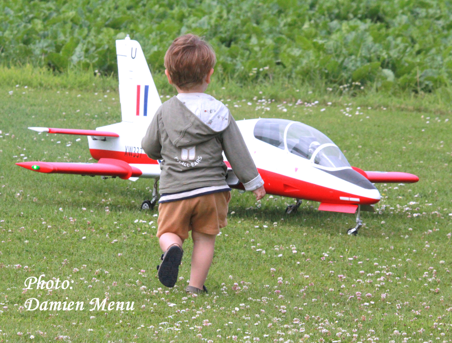 Un véritable attrait pour les enfants . L'AMCA organisait un Interclub au terrain d'aviation de l'AMCA à Comines(Houthem),rue de Dadizele. Une belle réussite !