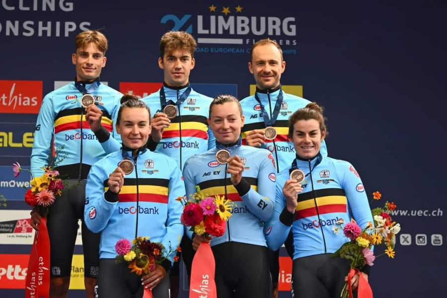 Alana Castrique et les autres membres de l'équipe mixte belge remportent la médaille de bronze(Photo:Facebook)