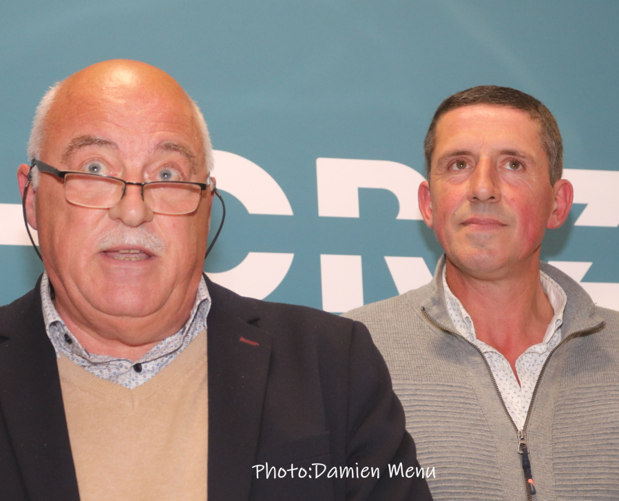 Le nouveau bourgmestre en compagnie de Pascal Heyte et M-E Desbuquoit les deux échevins de la coalition 