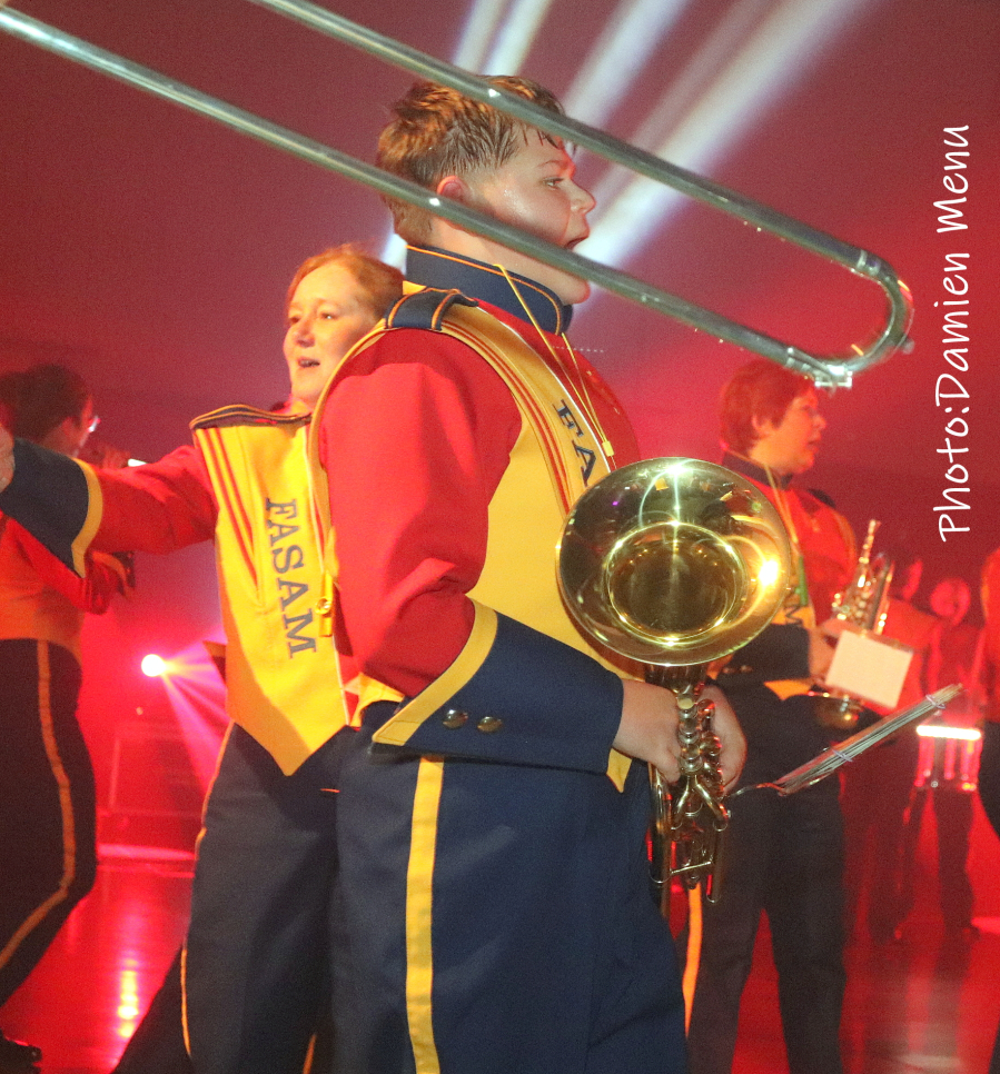 Sous les sunlights, un gala de Ste Cécile.  Des applaudissements mille fois mérités pour le Royal Fasam Orchestra.