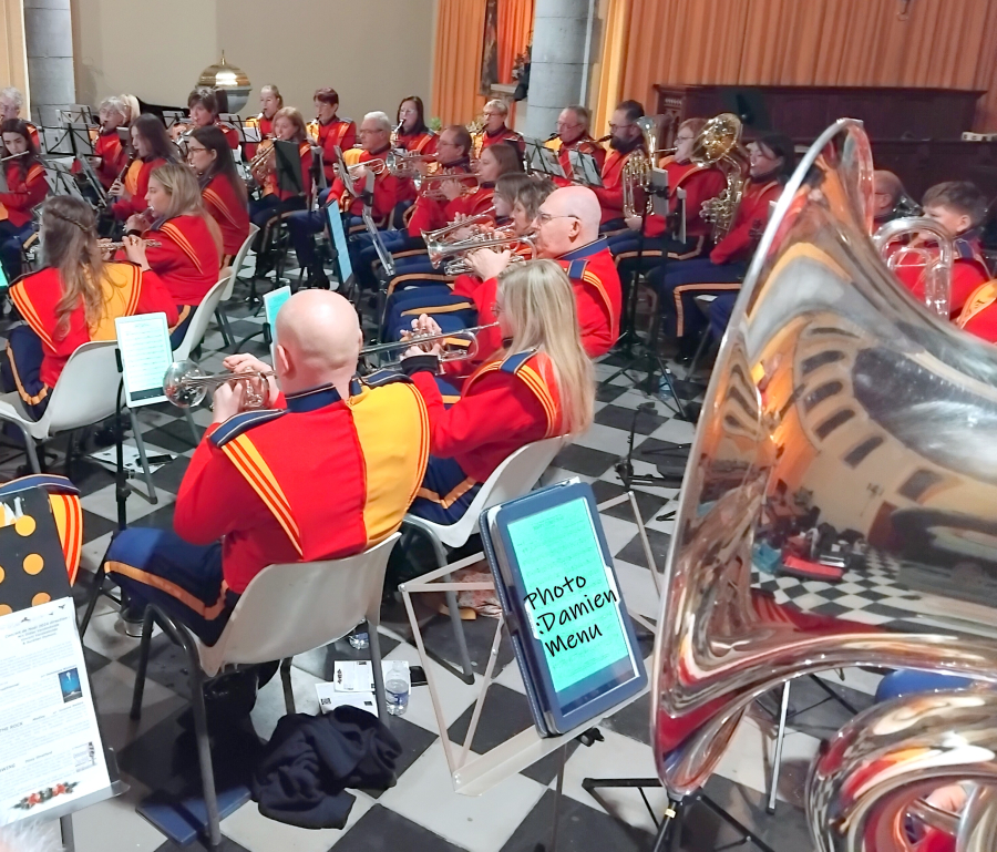 Concert de Noël qui apporte du renouveau.  La fête de la nativité et le père Noël.