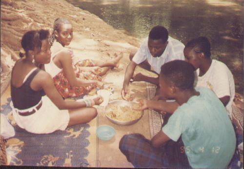 Sortie détente entre élèves à la Guinguette à Bobo-Dioulasso en 1995