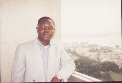 Barro San Evariste sur le balcon de l'hôtel Ivoire à Abidjan en 2002