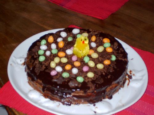 gâteau de Pâques au chocolat  : biscuit avec pate d\'amande, fourré d\'une ganache au chocolat , un vrai régale