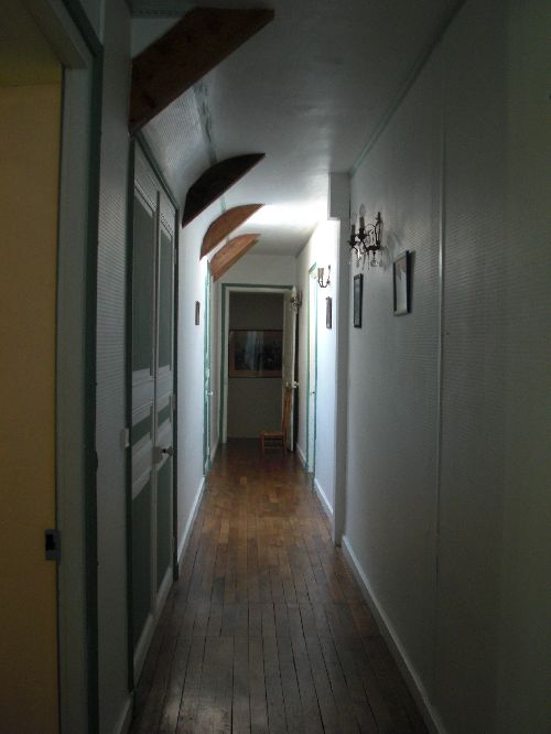 le couloir menant aux chambres
