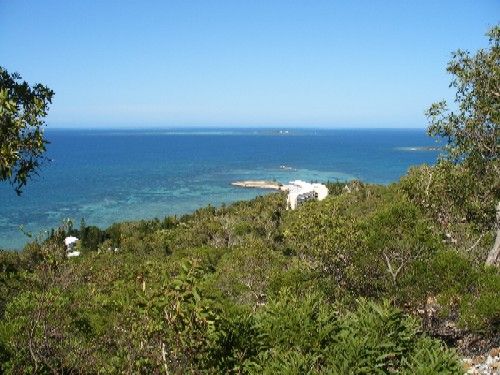 D'ici on distingue un hôtel de luxe, avec son héliport sur le lagon...