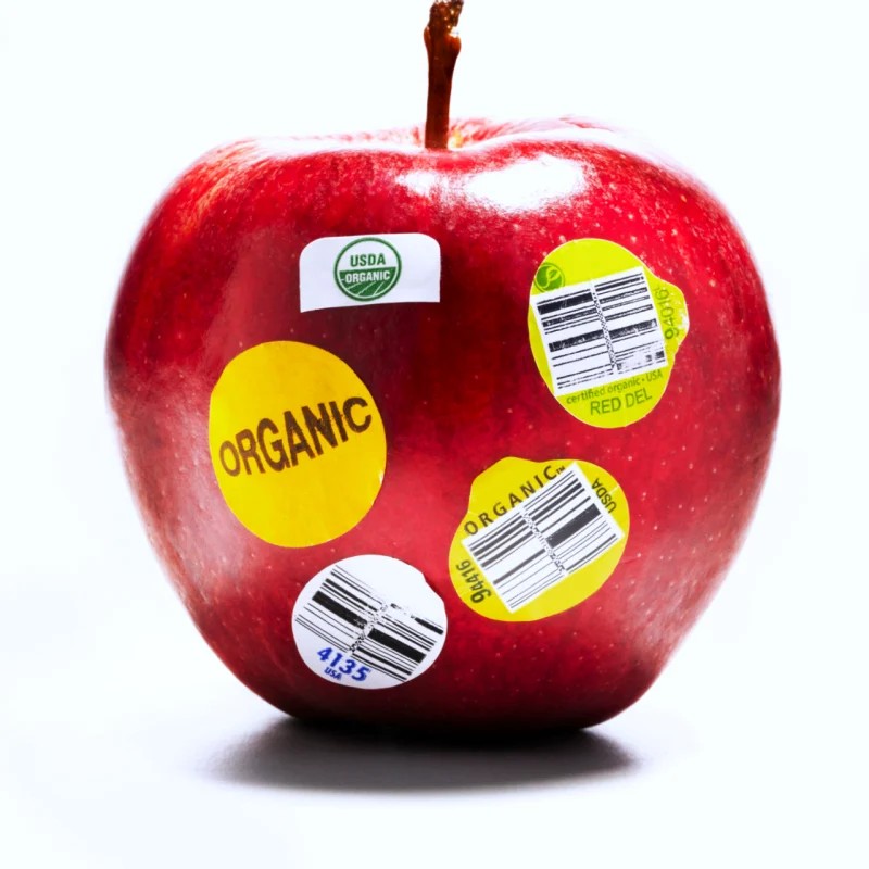 pomme-rouge-avec-des-autocollants-pour-les-pesticides.jpg