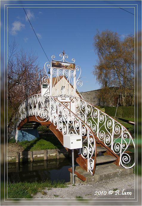 La passerelle sur le chemin du Halage