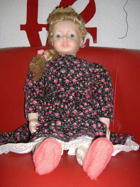 voici Adèle, une poupée de porcelaine acquise en vide grenier.... je pense qu'elle date de plusieurs années.. et les vêtements sont d'origine à part les petits chaussons (tricotés par moi même, car un de ses pieds est cassé)... je la trouve ravissante !!!