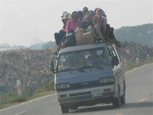 Ah les bus au Cambodge!