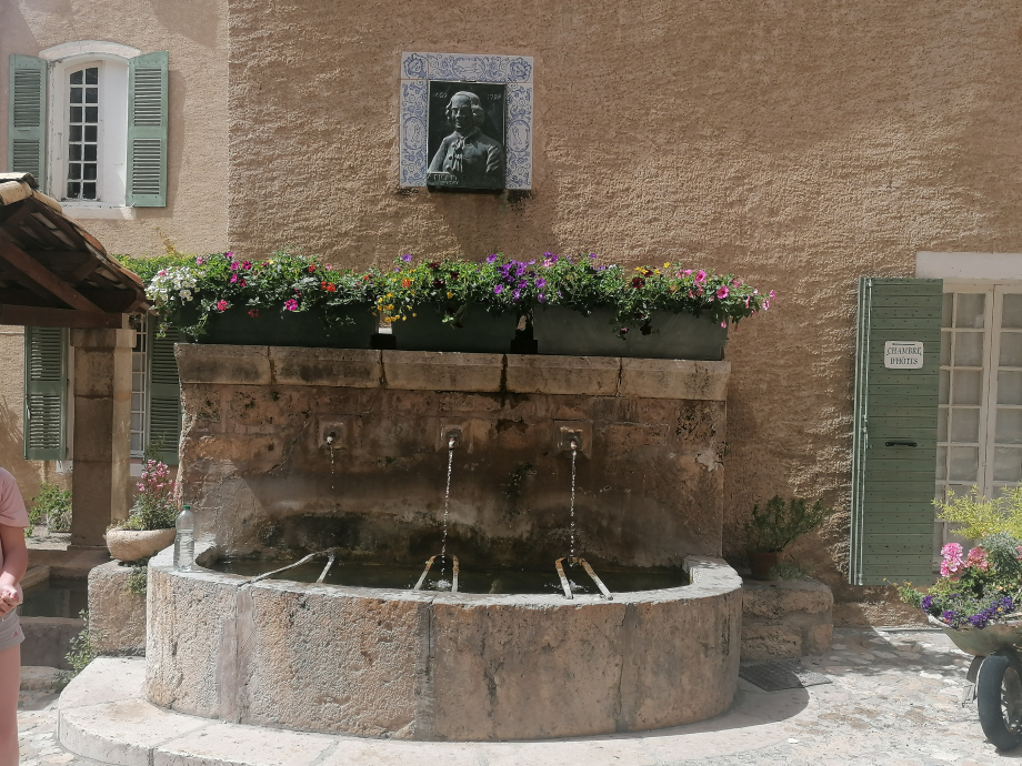 Fontaine à Moustiers Sainte Marie