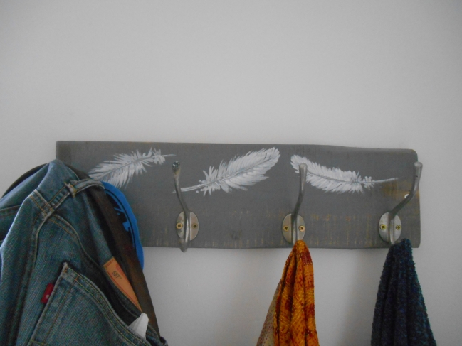 Chambre aux oiseaux à Sablonceaux (17) création d'un porte manteau ( fabrication et peinture)