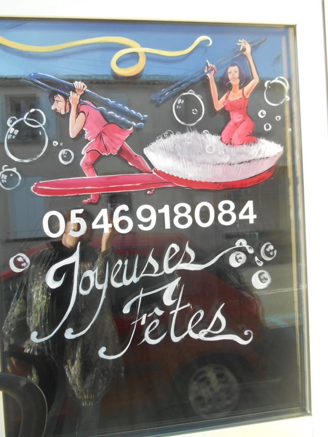 détail vitrine du salon de coiffure Rouge Acajou Nancras (17)