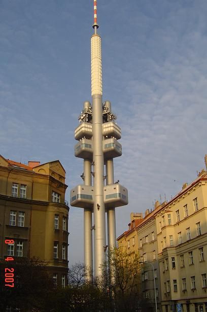 la tour de la TV à Zizkov, avec ses bébés grimpeurs (sculptures de David Cerny)
