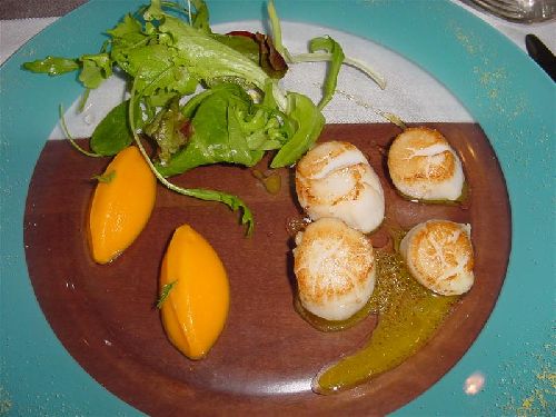 Salade de St Jacques rôties mousseline de potimarron à la mandarine