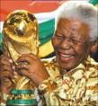 Nelson Mandela brandissant la coupe d'Afrique remporté par son pays